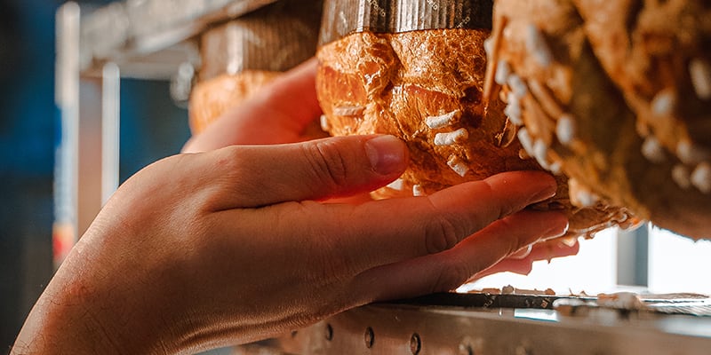 Während dem Auskühlen werden die Panettoni umgedreht. Durch diesen besonderen Vorgang bleiben ihre Luftigkeit und ihre schöne runde Form erhalten.