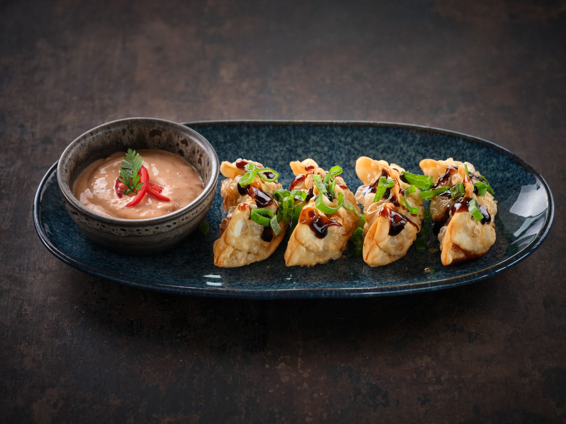 Frittierte Gyoza mit rassiger Mayonnaise.