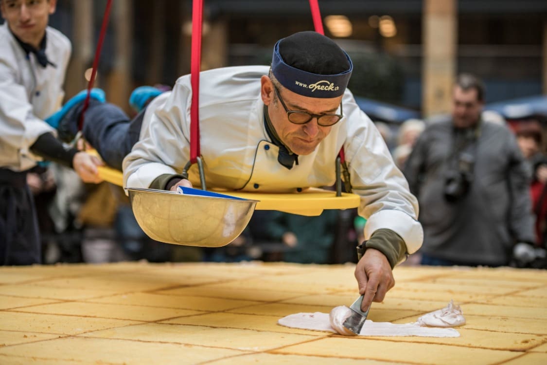 Peter Speck bestreicht die Zuger Kirschtorte mit Buttercrème.