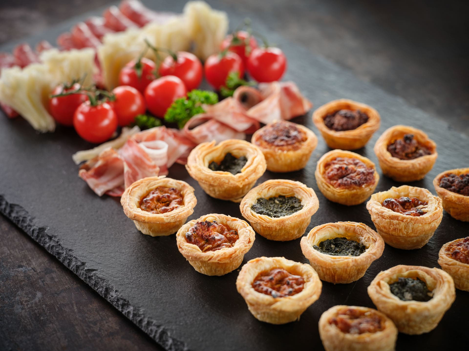 Nos Amuse-Bouches sur un plateau d'apéro varié.