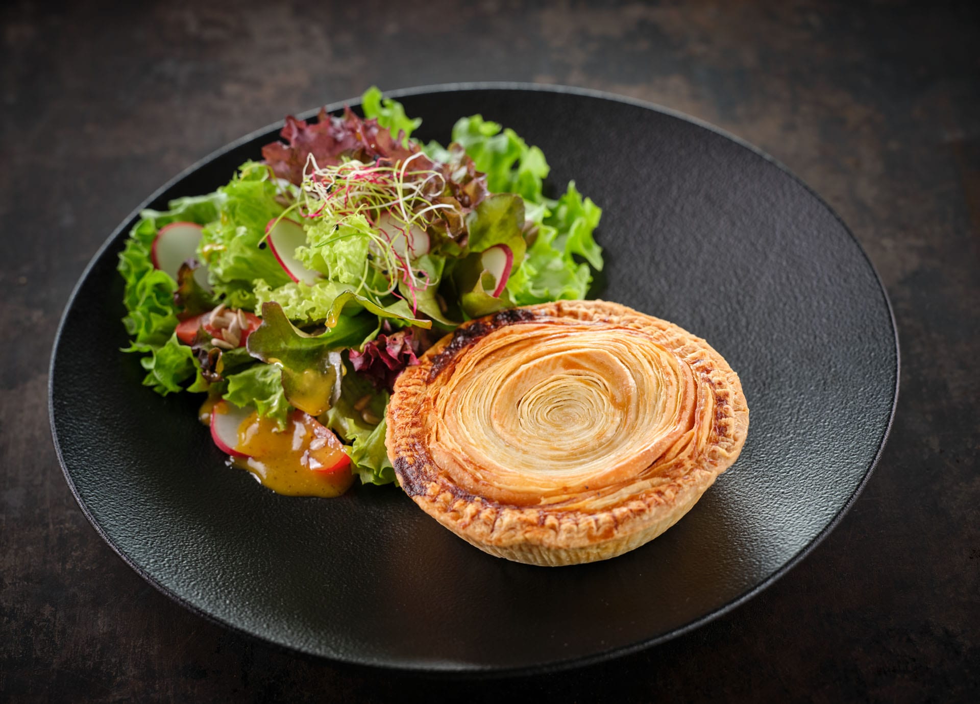 Pie & Salade composée – Un plat complet et croustillant.